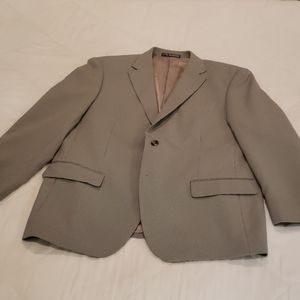 Tan checked Mazzoni sports coat. Size 42S.